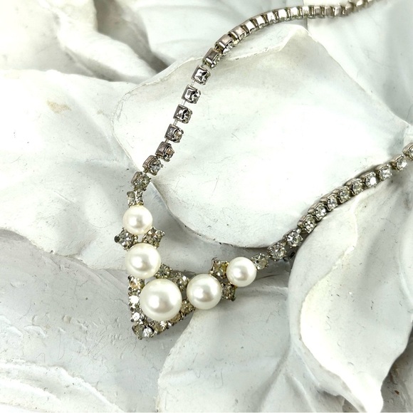 Pearls Rhinestones Fashion Necklace - Picture 3 of 8
